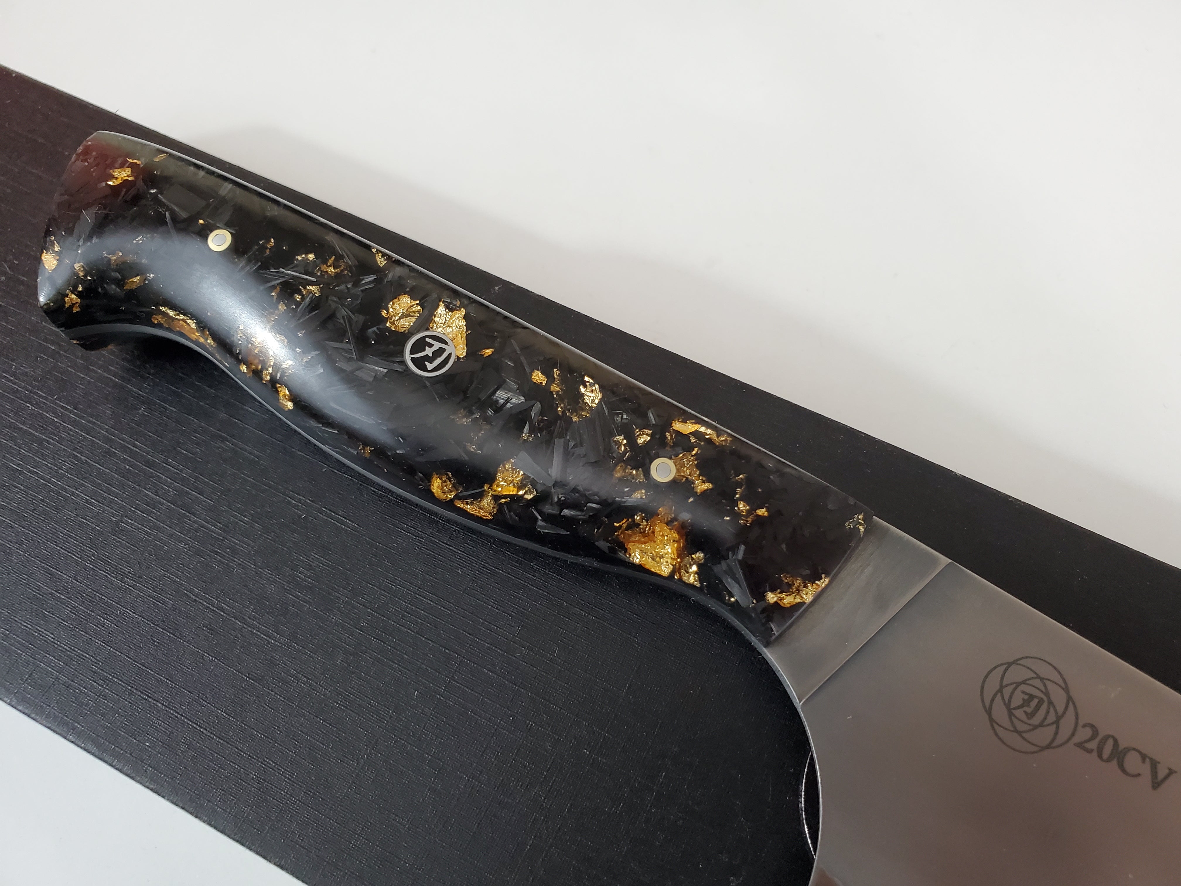 Custom handle knife using resin and gold flakes